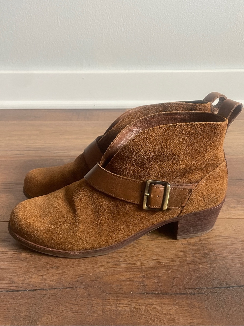 UGG Australia Women's‎ Wright Belted Boot 
Tan Suede Chelsea Booties Size 8